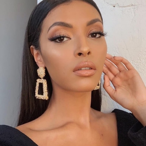 Jewelry - Gold raised design statement earring